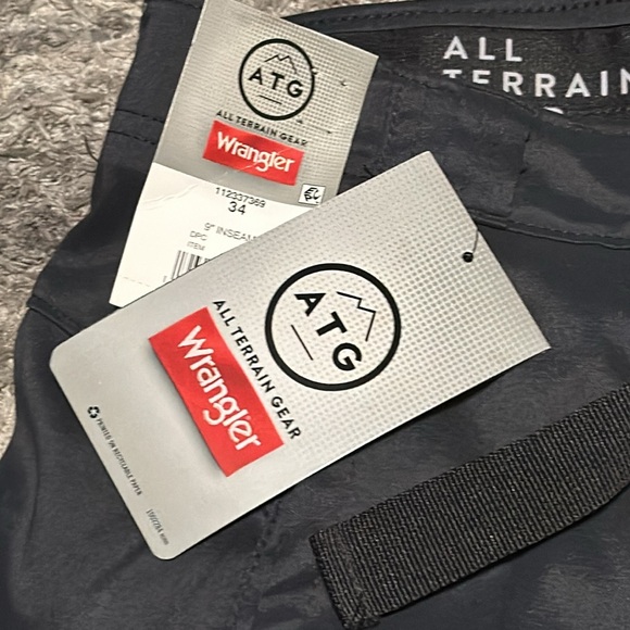 🆕 Wrangler All Terrain Gear Side Belted Utility Short - Size 34, 9 inch inseam - Picture 2 of 3